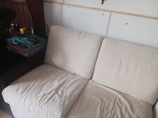 divano seminuovo di colore panna con ai lati porta riviste in legno o