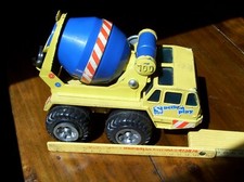 CAMION KRUPP con  BETONIERA CEMENTO Giocattolo vintage in robusto metallo giallo