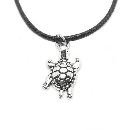 Collana nera con ciondolo