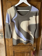 T-shirt sotto giacca con