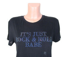 T-shirt nera con borchie