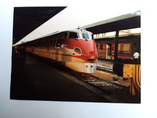 Foto   treno in arrivo   in   stazione   località sconosciuta