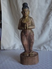 Statua in legno chiaro, figura femminile, arte orientale. 