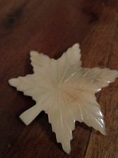 Spilla in corno naturale a forma di foglia Vintage