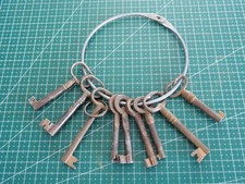 Lotto antiche chiavi in ferro battuto e anello portachiavi d'epoca. Serrature