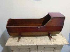 Antica culla per bambole in