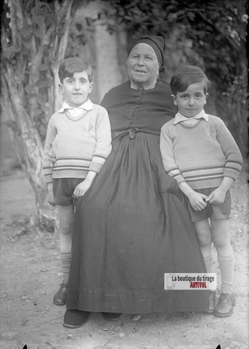 Nonna due ragazzi giovani - ragazzi,