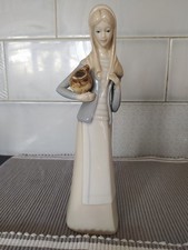 DONNA con brocca acqua altezza