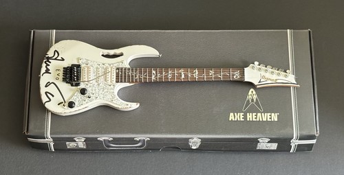 Mini chitarra firmata - , steve