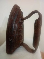 Antico ferro da stiro in ghisa, con rosa in rilievo primi '900