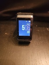 Smartwatch Garmin Vivoactive HR testato con caricatore.