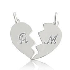 Ciondolo cuore spezzato  in argento, divisibile con iniziali incise 