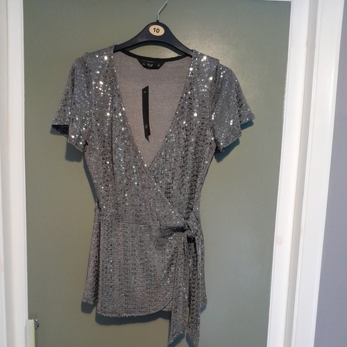 Top nuovo con etichette - con,