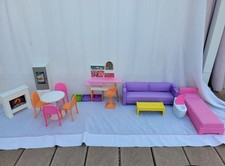 Lotto mobili Barbie - divano trasformabile - cucina - stazione animali - sala da pranzo