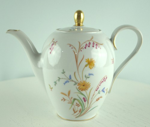 Teiera con coperchio dorato
