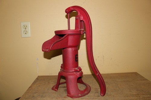 Antica pompa manuale - , acqua