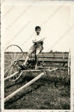 Ragazzo seduto su attrezzo