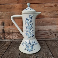 caraffa in porcellana biscotto disegno blu a rilievo Capodimonte