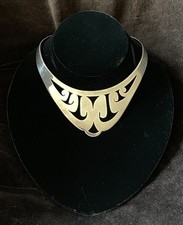 Collana girocollo modernista