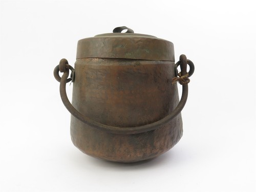 Antica pentola primitiva per