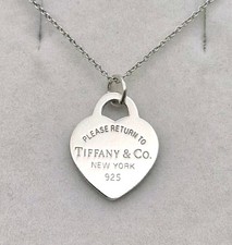 Collana con ciondolo targhetta