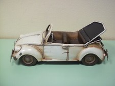 Modello di auto maggiolone cabrio in latta