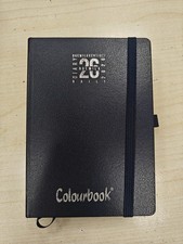 AGENDA GIORNALIERA 9x13,5 cm 2026, con elastico Cop. Pelle Sin. NERO COLOURBOOK