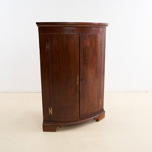 Elegante armadietto angolare