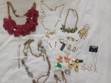 lotto bigiotteria nuova alcuni pezzi sodini tutto nuovo