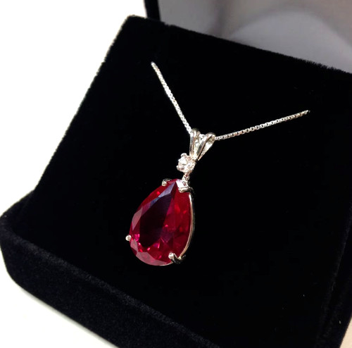 Collana con ciondolo vero