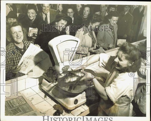 1949 press photo buyers - photo, crowd