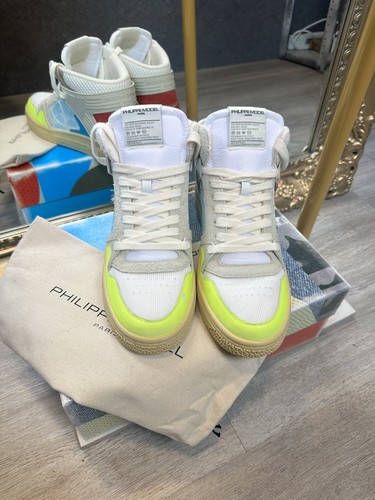 Sneakers medie con lacci