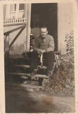 B4 - Foto Photo Fotografia Anni 40 - Uomo su scalini casa