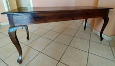 Tavolo in legno scuro effetto anticato 