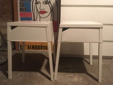 Coppia di Comodini Bianchi In Acciaio (condizione 1 buono,  1 acettabile) 