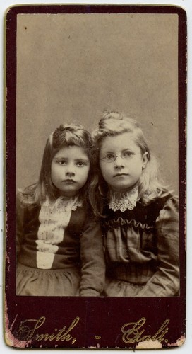 Sorelle ragazza con - ragazza, occhiali