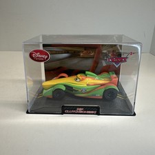 PIXAR DISNEY CARS 2/   RIP CLUTCHGONESKI DIE CAST VEHICLE EN PANTALLA ESCENICA