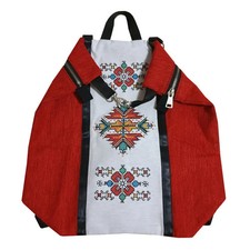 Zaino in tessuto rosso e ricami etnici multicolore
