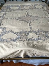 copriletto matrimoniale lino Beige ricamato a mano e con inserti pizzo Burano 