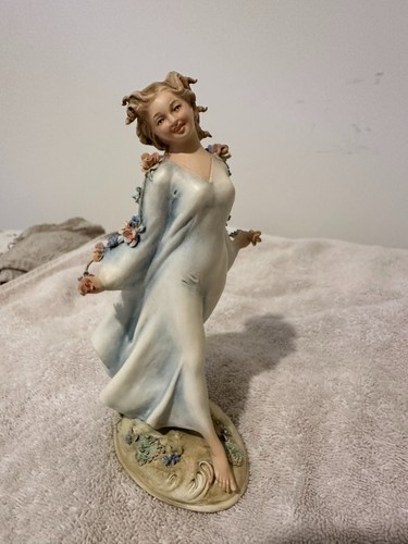 Statuina porcellana ghirlanda
