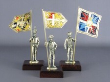 Statue metallo argentato tre