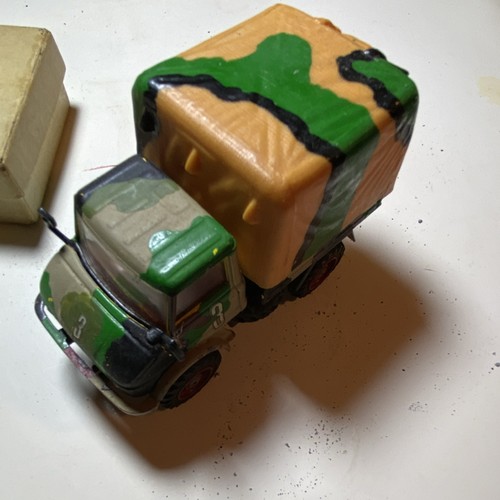 Camion militare mimetico
