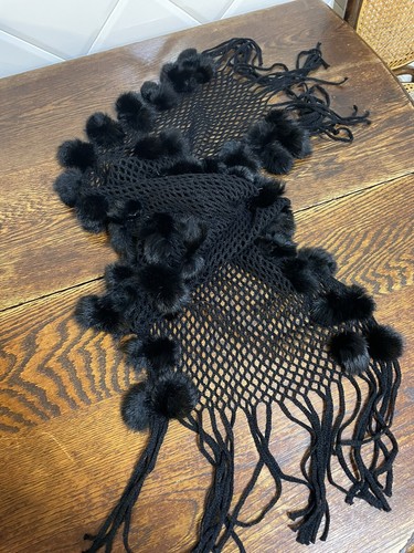 Sciarpa nera con - nera, pom