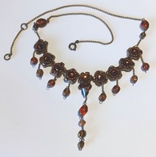 Collana antica con fiori con