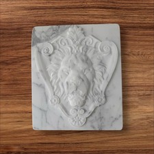 Bassorilievo Leone in Bianco