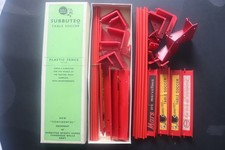 Due set recinzione plastica rosso Subbuteo C.108 uno in scatola originale c1960's