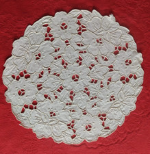 Bellissimo centrino ricamato - centrino,