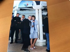 CLAUDE LELOUCH et ALESSANDRA MARTINES - PHOTO DE PRESSE ORIGINALE 17x26cm