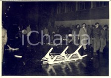 1953 RIVOLTA DI TRIESTE Mobili distrutti nelle vie dopo la protesta - Foto