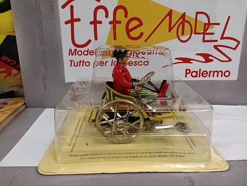 Auto vintage con personaggio - con,